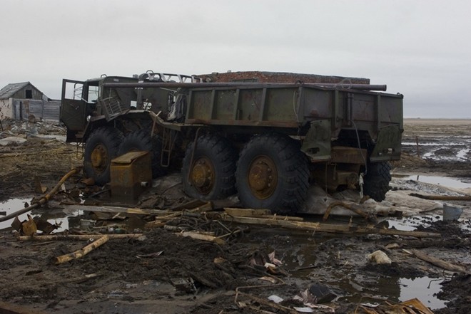 Băng tan ở Bắc Băng Dương, nhiều xe quân sự lộ diện