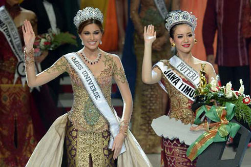 Hoa hậu Hoàn vũ Gabriela Isler (trái) trao vương miện cho Tân hoa hậu Indonesia.