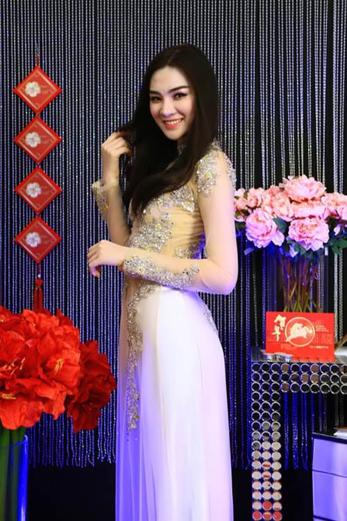 Mỹ nhân gợi cảm cùng áo dài cách tân - 13