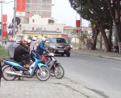 Những người đón khách đi chùa Hương tại xã Liên Bạt (Ứng Hòa).