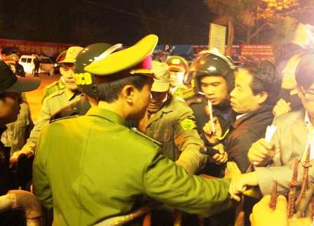 Lực lượng Công an, cảnh sát cơ động làm nhiệm vụ tại lễ Khai ấn Đền Trần năm 2013.