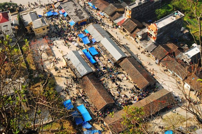 Hà Giang: Chợ Mông bị Kinh hóa với hòm phong bì hình trái tim