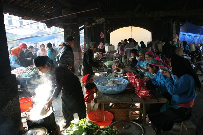 Hà Giang: Chợ Mông bị Kinh hóa với hòm phong bì hình trái tim