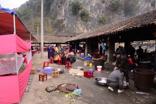 Hà Giang: Chợ Mông bị Kinh hóa với hòm phong bì hình trái tim