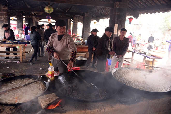 Hà Giang: Chợ Mông bị Kinh hóa với hòm phong bì hình trái tim