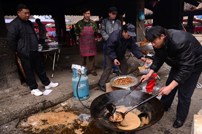 Hà Giang: Chợ Mông bị Kinh hóa với hòm phong bì hình trái tim