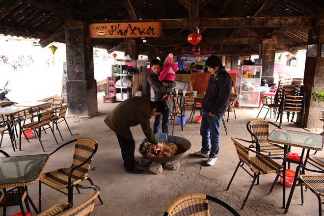 Hà Giang: Chợ Mông bị Kinh hóa với hòm phong bì hình trái tim