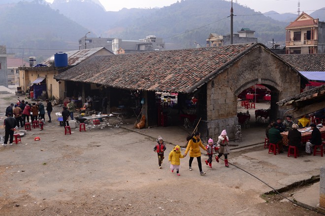 Hà Giang: Chợ Mông bị Kinh hóa với hòm phong bì hình trái tim
