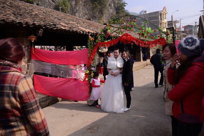 Hà Giang: Chợ Mông bị Kinh hóa với hòm phong bì hình trái tim