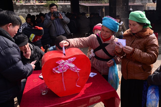 Hà Giang: Chợ Mông bị Kinh hóa với hòm phong bì hình trái tim
