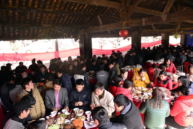 Hà Giang: Chợ Mông bị Kinh hóa với hòm phong bì hình trái tim