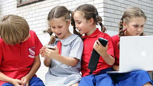 Bốn trẻ em từ 5 đến 8 tuổi tại một trường công ở Úc trong giờ chơi