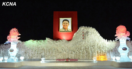 Kim Jong-un dự lễ mừng sinh nhật cha Lễ hội băng đăng và trình diễn điêu khắc trên băng cũng được tổ chức ở huyện Samjiyon, tỉnh Ryanggang, phía bắc Triều Tiên, nhân dịp sinh nhật nhà lãnh đạo.