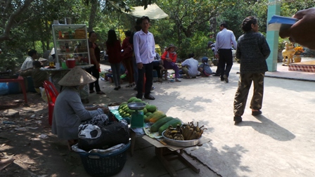 Cảnh mua bán lộn xộn ngay trước cửa chùa Phước Kiển