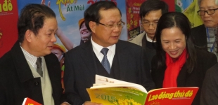 Bí thư Thành ủy Hà Nội thăm gian trưng bày báo Xuân của Lao động Thủ đô