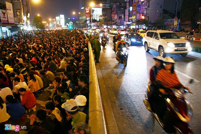 Hàng nghìn người ngồi giữa đường giải hạn sao La Hầu
