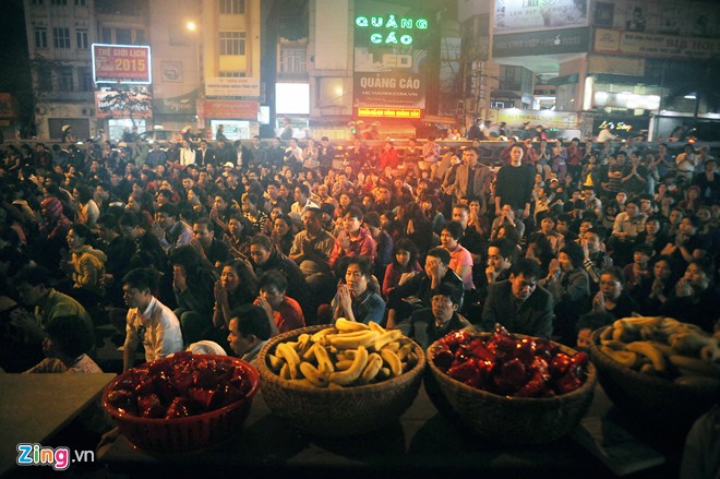 Hàng nghìn người ngồi giữa đường giải hạn sao La Hầu