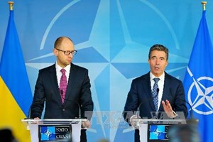 Thủ tướng tạm quyền Ukraine Arseniy Yatsenyuk (trái) và Tổng thư ký NATO Anders Fogh Rasmussen tại Brussels, Bỉ. THX/ TTXVN