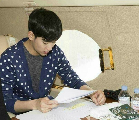 Kim Soo Hyun được đón rước bằng máy bay phản lực