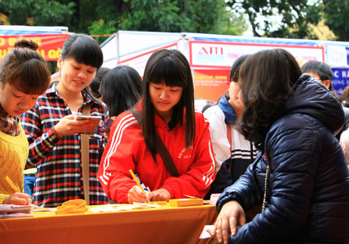 Các HS tham gia ngày hội tư vấn tuyển sinh năm 2014 tại Hà Nội. Ảnh: N.Hạ