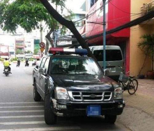 TPHCM: Hàng loạt xe công an phường buộc phải dỡ còi, nhãn ...cảnh sát TPHCM: Hàng loạt xe công an phường buộc phải dỡ còi, nhãn ...cảnh sát