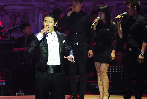 Kasim Hoàng Vũ chọn cho mình ca khúc nổi tiếng của vùng Napoli, nước Italy có tên gọi 'Funiculi Funicula' (Con tàu vui vẻ). Nhịp điệu bài hát mô phỏng giống như tiếng hò dô khi cùng nhau lên núi.