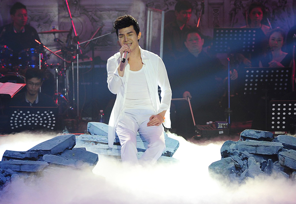 Riêng với Nathan Lee, anh hát hit đình đám 'Wrecking Ball' của nữ ca sĩ Miley Cyrus. Bài hát gốc với giai điệu pop pha chút rock được Nathan Lee biến đổi thành phong cách opera nhẹ nhàng.