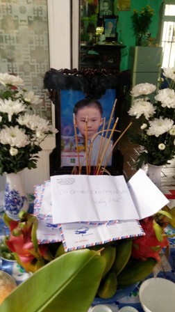 Lặng lẽ đám tang của bé 8 tuổi bị bố đánh đến chết 3