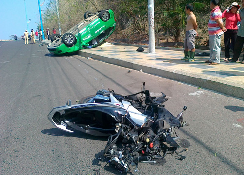 Taxi Mai Linh mất lái, tông chết vợ chồng người nước ngoài 1-9240-1395492470.jpg
