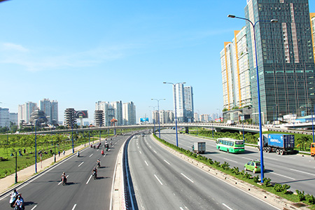 Xa lộ  Hà Nội là trục cửa ngỏ chính của TPHCM nối với các tỉnh phía Bắc