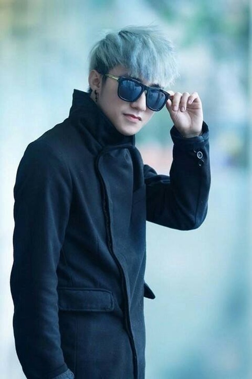 Đêm live show 3 lễ trao giải HTV Awards với phần mở màn tái hiện những ca khúc hit của top 3. Tiếp đến là sự có mặt của hiện tượng MT-P Sơn Tùng trong ca khúc Em của ngày hôm qua.