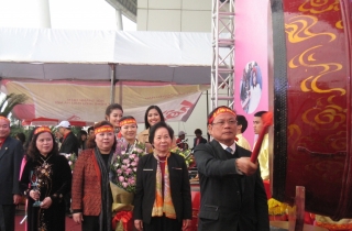 Bí thư Thành ủy Hà Nội đánh trống khai hội Xuân Hồng lần thứ VIII