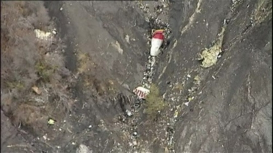 2Mảnh vỡ của chiếc Airbus A320 được nhìn thấy ở dãy núi Alps tại miền nam nước Pháp hôm 24.3 - Ảnh: Reuters