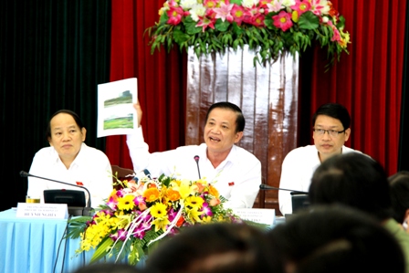 Ông Trần Thọ đưa các tấm hình về ô nhiễm ở các khu đất trống