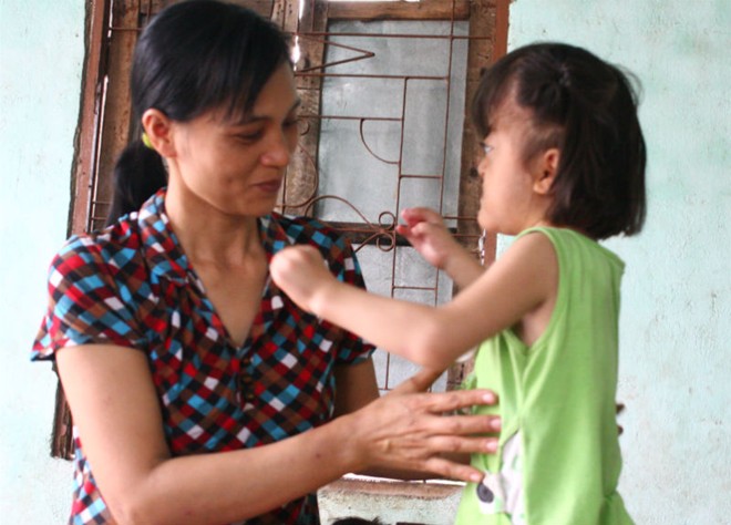 Dù con có bị bệnh tật nhưng chị Huyên vẫn yêu thương con hết mình. 