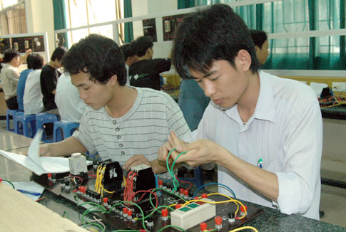 Giờ học điều khiển điện, điện tử tại Trường Đại học Công nghiệp Hà Nội. Ảnh: Phương An