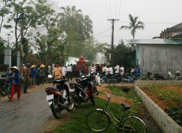 Đến 18h cùng ngày, nạn nhân được đưa về nhà mai táng