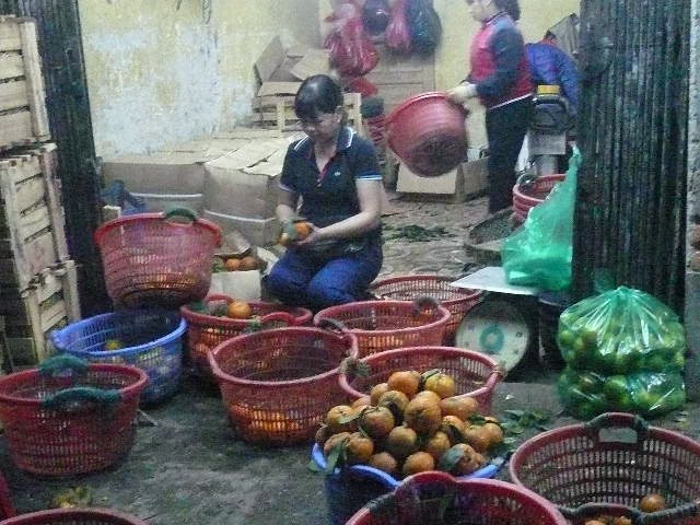 Kỹ nghệ Hàng về đến kiot, chủ buôn hì hục phân loại.