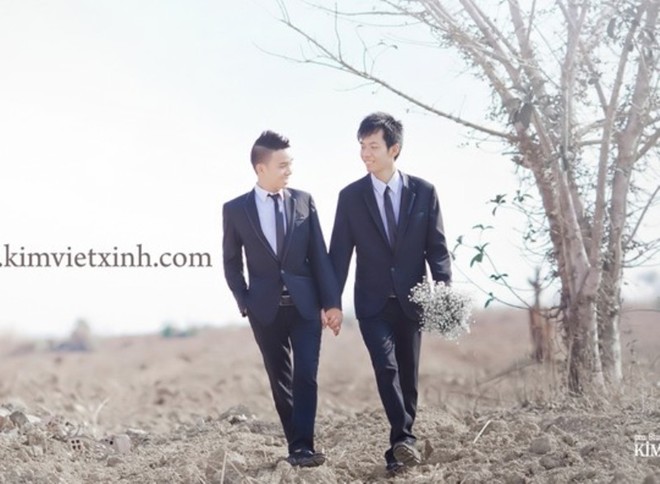 “Chú rể” Đức Nghị (bên trái) và “cô dâu” Công Luận chụp ảnh trước ngày cưới. Ảnh: Studio Kimvietxinh cung cấp.