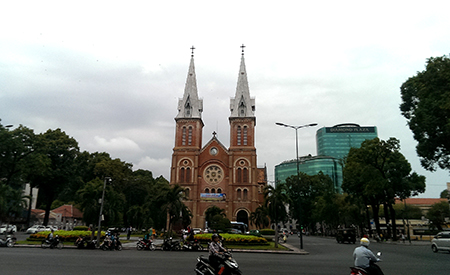 Nhà thờ Đức Bà ngay giữa trung tâm thành phố