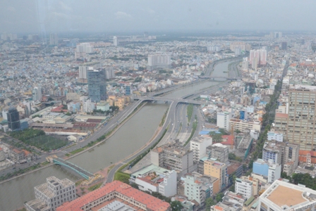 Đại lộ Đông Tây ôm sát kênh Bến Nghé – Tàu Hủ, băng xuyên qua trung tâm thành phố