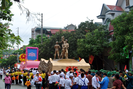 Dòng người hướng đến sân vận động trung tâm thành phố Điện Biên Phủ