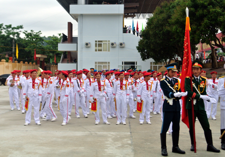 Các đội diễu binh, diễu hành đến sân vận động từ sáng sớm