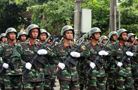 Các đoàn diễu hành từ đường phố tiến vào sân vận động. 