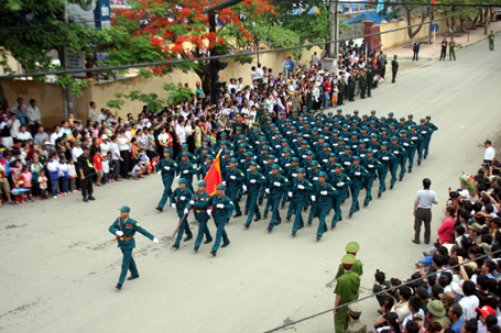 Các đoàn diễu hành từ đường phố tiến vào sân vận động. 