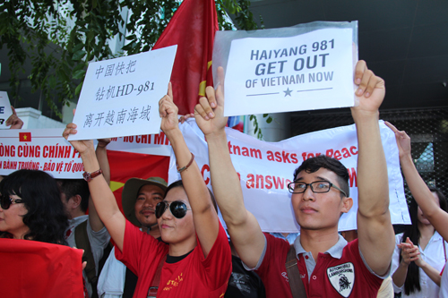 Dân Sài Gòn xuống phố phản đối Trung Quốc bt5-9305-1399711141.jpg
