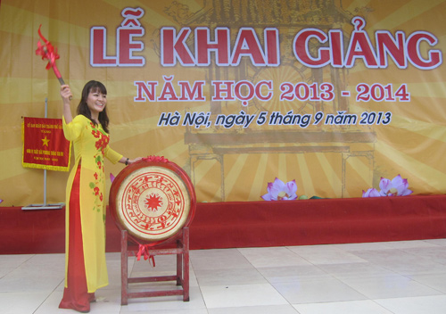 Cô Nguyễn Thị Nhiếp trong buổi lễ khai giảng năm học 2013-2014.