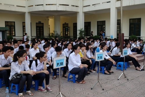 Học sinh trưởng THPT Phan Huy Chú tập trung theo phòng thi.