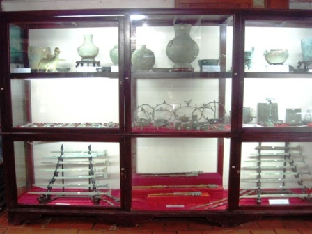 Các loại cổ vật được cất giữ trong tủ kính một cách cẩn thận và ngăn nắp.