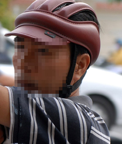 Phạt người đi xe máy đội mũ bảo hiểm thời trang